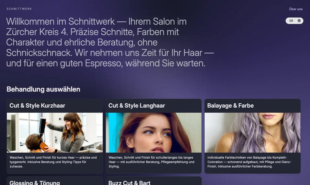 ภาพหน้าจอหน้าจองของร้านทำผม Schnittwerk ดีไซน์โทนมืดพร้อมตัวเลือกทรีตเมนต์